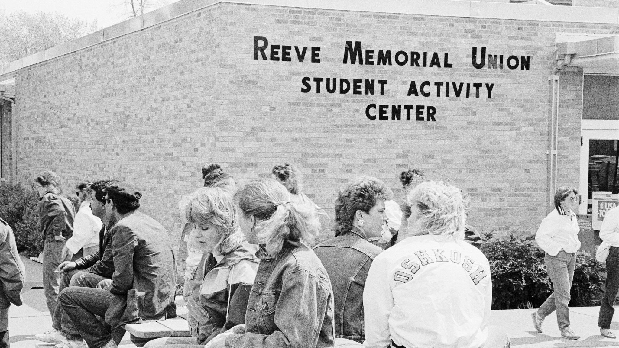Students sitting on picnic tables at a Reeve Union event.